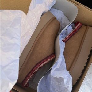 Ugg tazz II chesnut slippers new in box!!